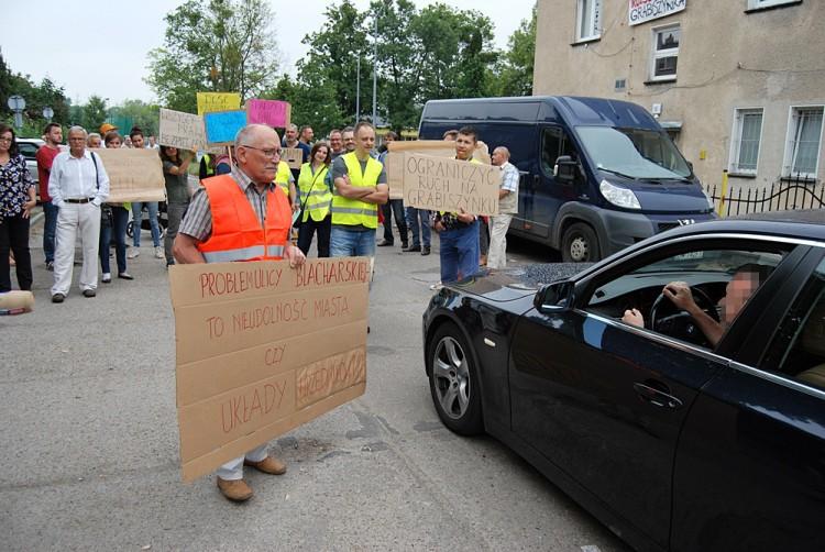 Protest na Grabiszynku. Mieszkańcy na godzinę zablokowali ulicę prowadzącą do dwóch szkół [ZDJĘCIA]