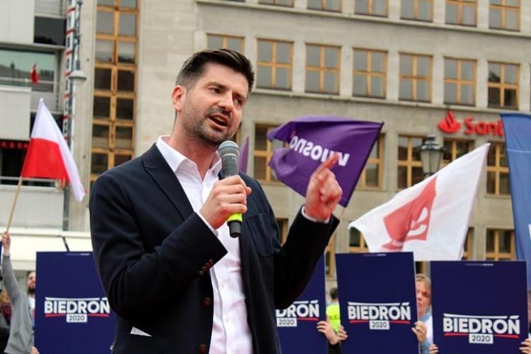 Wandale zdewastowali drzwi i okna biura posłów Nowej Lewicy [ZOBACZ]
