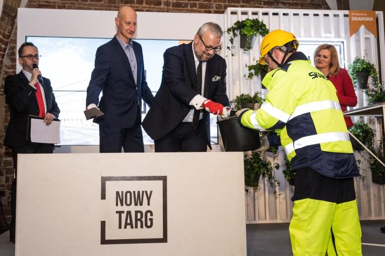 Kamień węgielny pod biurowiec na Nowym Targu wmurowany [ZDJĘCIA]