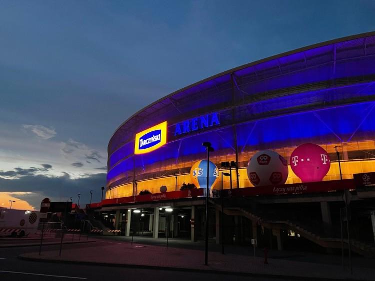 Montaż podświetlenia znaku z nową nazwą Stadionu Wrocław zakończony [ZDJĘCIA]