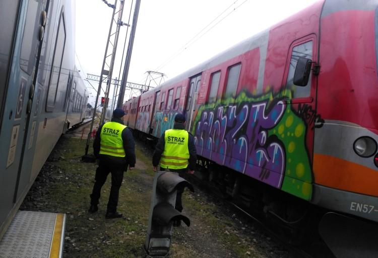 Wandal wymazał pociąg na stacji we Wrocławiu. Złapano go na gorącym uczynku