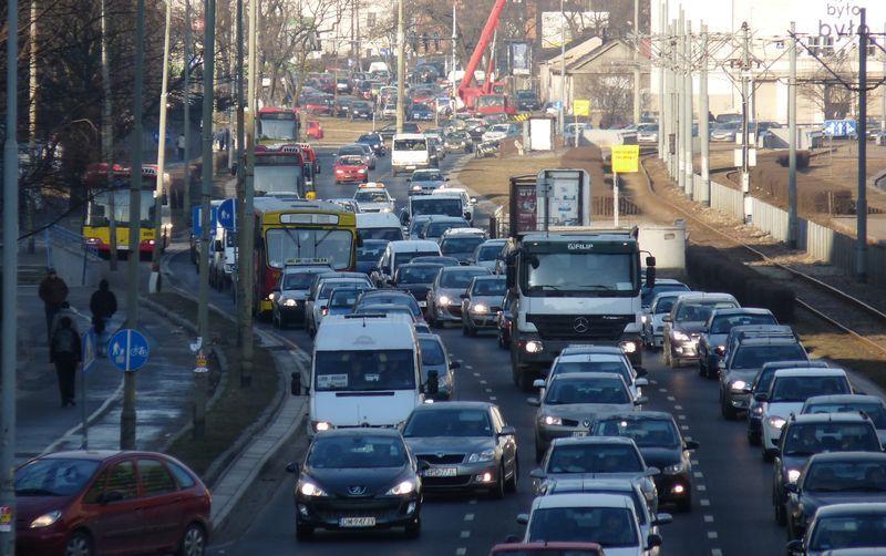Komunikacja zastępcza na Legnickiej: pieszo szybciej niż autobusem