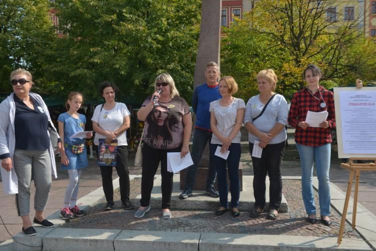 Działacze KOD, Nowoczesnej i PO odsłonili na placu Solnym krasnalkę Demokrację. Zaprojektował ją rzeźbiarz z Konga [ZDJĘCIA]