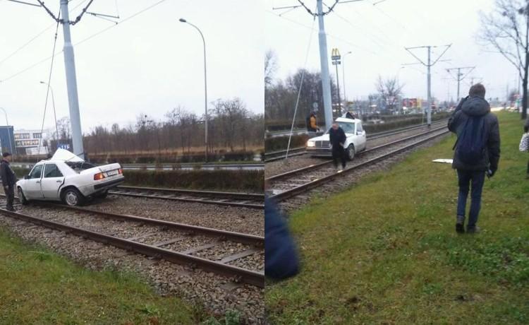 Wjechał na torowisko, uderzył w słup i poszedł na zakupy. Tramwaje musiały zawracać [ZOBACZ]