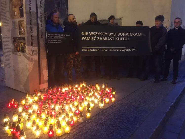 Wrocławska lewica jednak zapaliła 187 świeczek dla ofiar Żołnierzy Wyklętych [ZDJĘCIA]