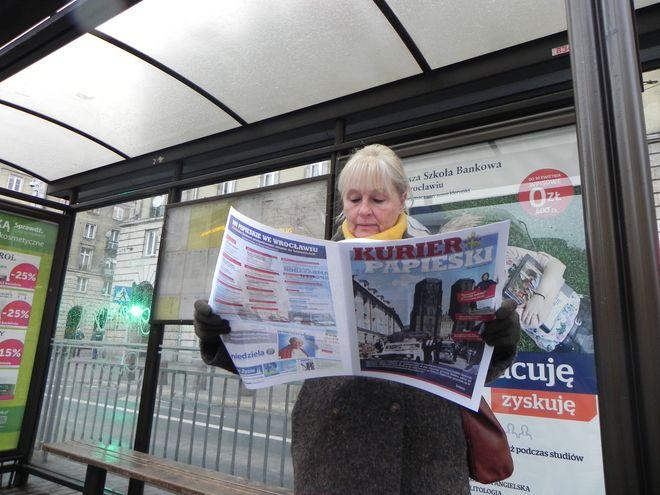 We Wrocławiu rozdano 10 tysięcy gazetek promujących kanonizację Jana Pawła II [ZDJĘCIA]
