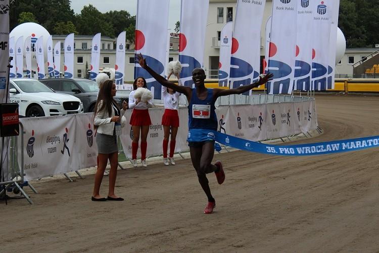 Kenijczycy znów zdominowali wrocławski maraton. Jest rekord trasy!