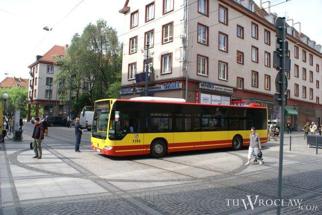 Obok Rynku w poprzek torowiska zaparkował autobus MPK