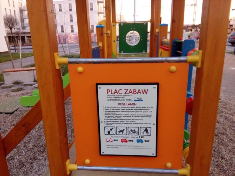 Oto plac zabaw na wzorcowym osiedlu Nowe Żerniki. Kilkaset rodzin, jedna drewniana budka [ZDJĘCIA]