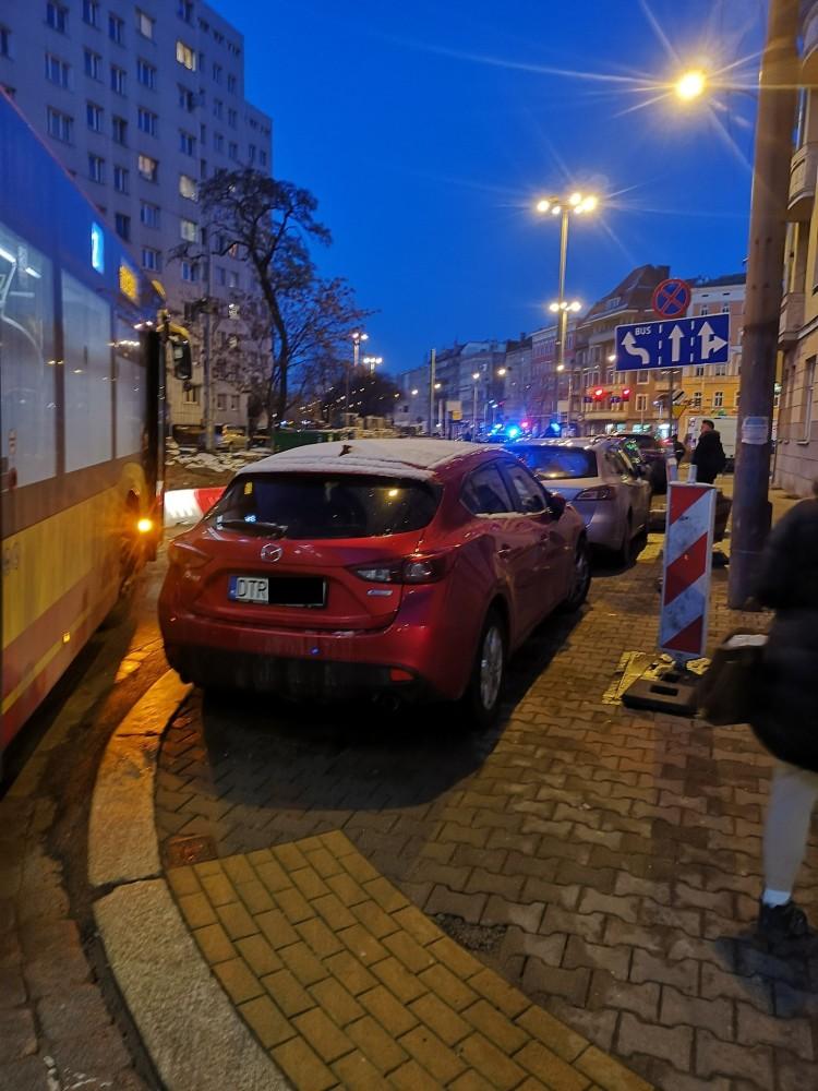 Kierowca z Trzebnicy zablokował przejazd autobusowi na 45 minut [ZDJĘCIA, WIDEO]