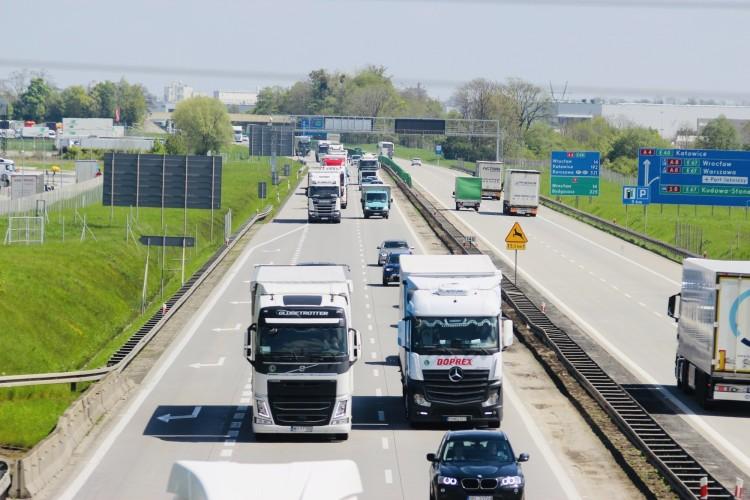 Wchodzi w życie zakaz wyprzedzania przez ciężarówki