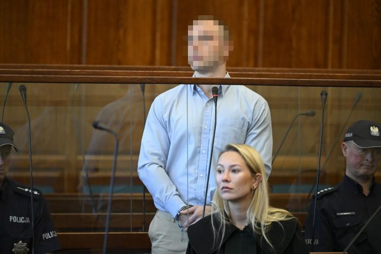 Wszedł na pocztę i grzecznie się przywitał. Potem było jak na filmie