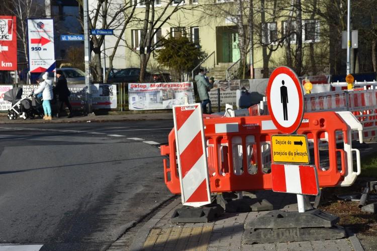 Utrudnienia dla kierowców na Maślickiej. A robotników brak. Co tam się dzieje?