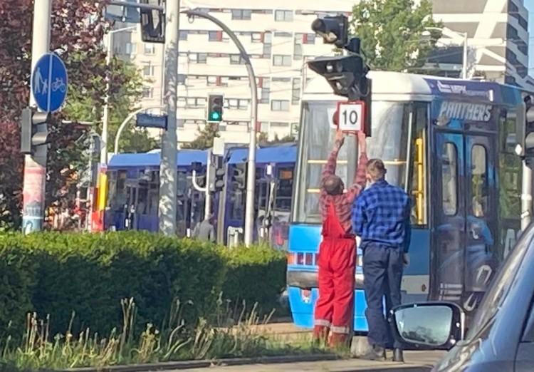 Ograniczenie prędkości tramwajów do 10 km/h, bo tory są złe