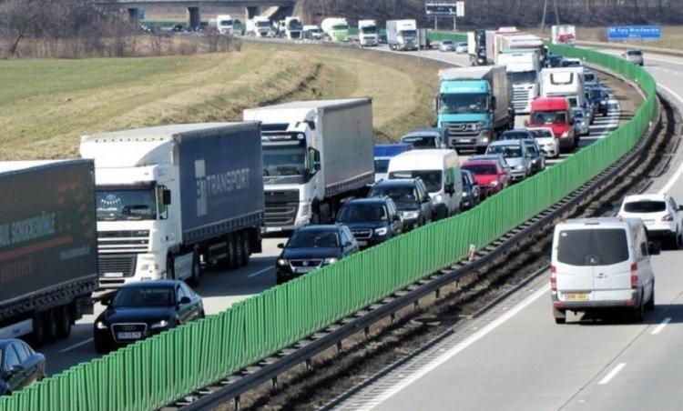 Rośnie korek na autostradzie A4 po wypadku ciężarówek