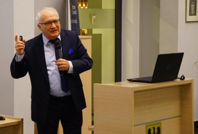 Profesor Simon wśród polityków Platformy. A może będzie startował do Senatu?