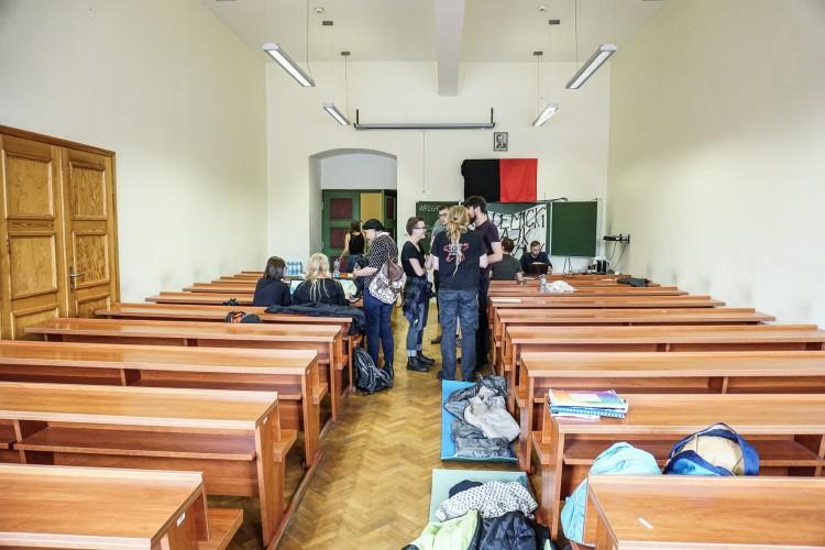 Protest na Uniwersytecie Wrocławskim. Studenci okupują jedną z sal [ZDJĘCIA]