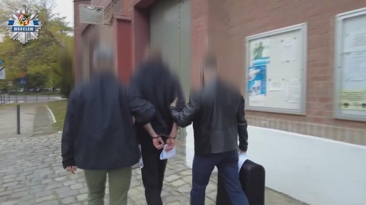 Wrocław: Okradł 28 barów i lokali. Przemysław H. przyznał się do winy [WIDEO]