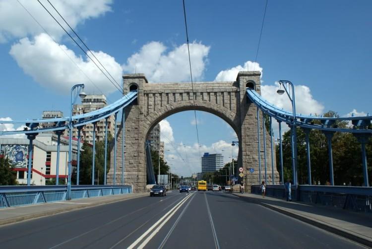 Zderzenie trzech samochodów na moście Grunwaldzkim. Duże korki w centrum