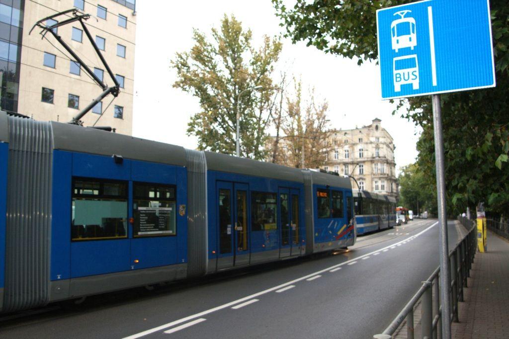 Od kwietnia wydzielą tory na Podwalu. Później poszerzą pl. Orląt Lwowskich