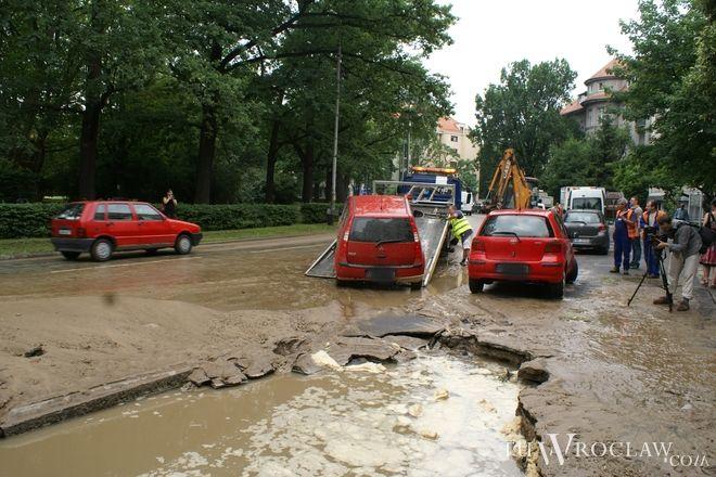 Rondo Powstańców Śląskich: pękła rura, korki, brak wody i auto w dziurze 