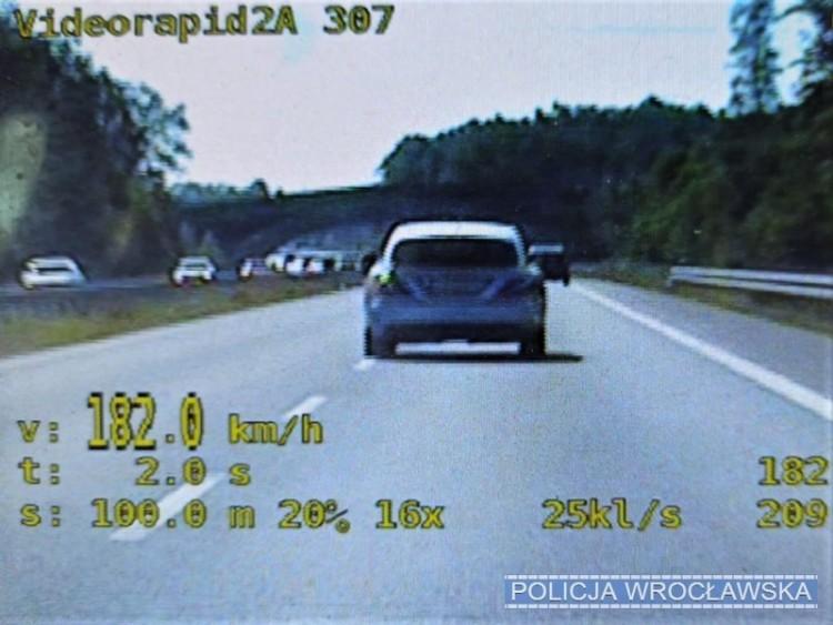Łącznik Długołęka to nie tor wyścigowy. Zapomniał o tym kierowca mercedesa