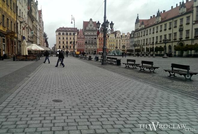 Fatalna informacja: w tym roku nie dokończą budowy szpilkostrady na wrocławskim Rynku. Gładki trakt dopiero wiosną?