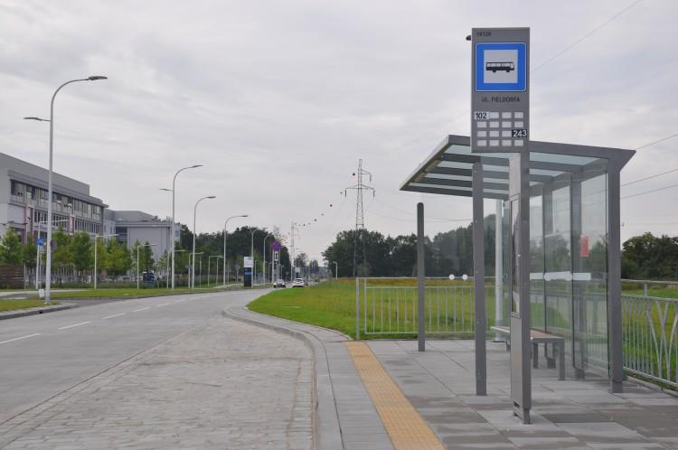 Miasto zmieniło trasę autobusów, a te utknęły w korkach. Mieszkańcy codziennie spóźniają się do pracy [ZDJĘCIA]
