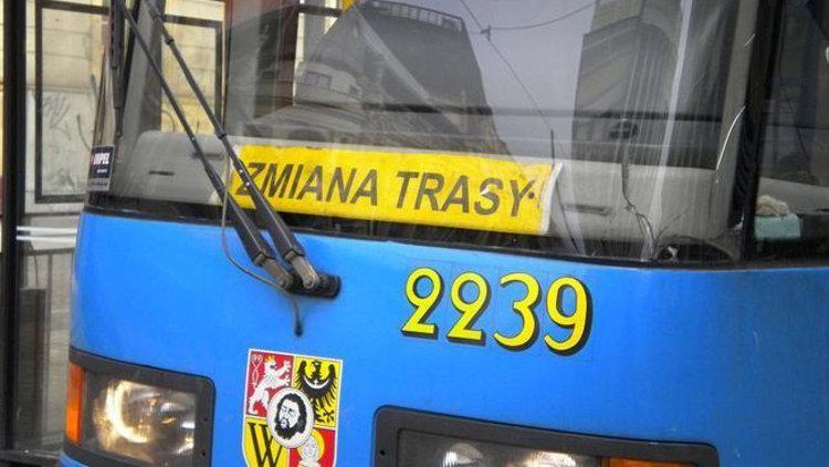 Dwa wykolejenia tramwaju w tym samym miejscu. Naprawiają torowisko [OBJAZDY MPK]