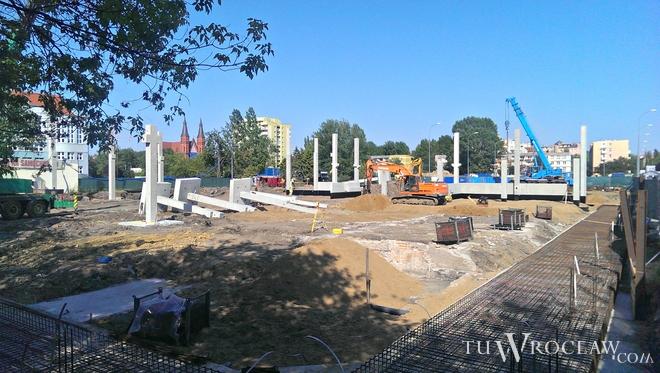 Budują Kaufland tuż przy Aquaparku. Miał tam stanąć kompleks biurowo-usługowy [FOTO]