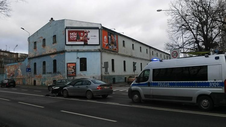 BMW i ford zderzyły się na pl. Orląt Lwowskich. Tu do stłuczek dochodzi regularnie [ZDJĘCIA]