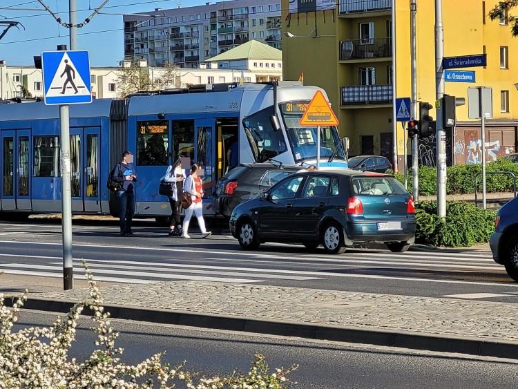 Wypadek tramwaju i osobówki na skrzyżowaniu na Gaju. Utrudnienia w ruchu