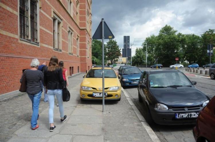 Rok Krajowej Mapy Zagrożeń. Wrocławianie najczęściej zgłaszają nieprawidłowe parkowanie