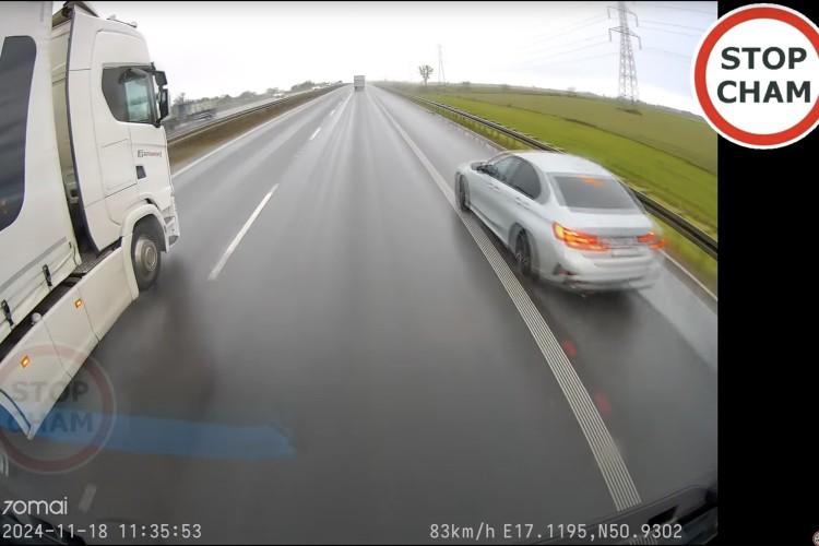Kierowca wyprzedza pasem awaryjnym na  A4. Zobacz film