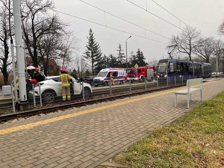 Zderzenie tramwaju z samochodem na Kosmonautów. Tramwaje jechały tylko do Pilczyc