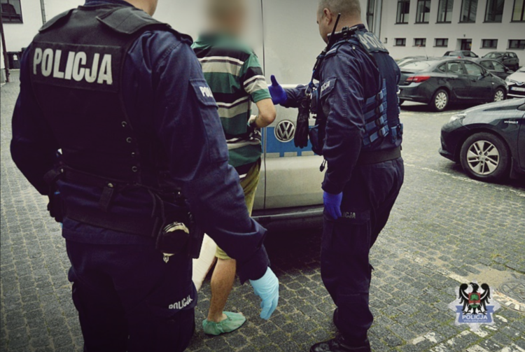 Pijany 27–latek zaatakował ratownika medycznego, który udzielał mu pomocy