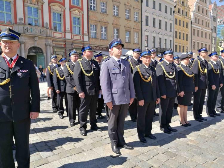 Wrocławski policjant uratował mężczyznę z pożaru. Teraz wyróżnili go strażacy