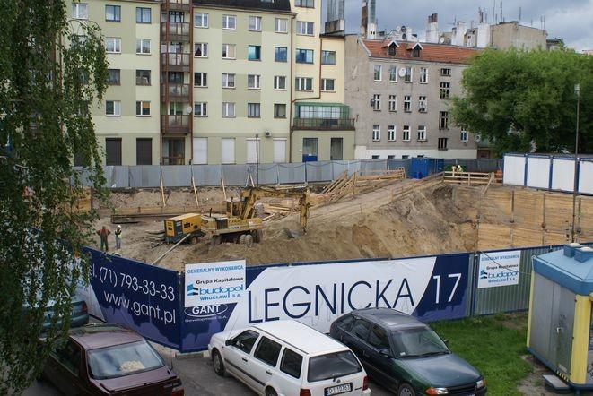 Afera u dewelopera: rodzina brała wypłaty, ale nie pracowała