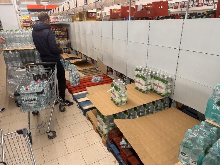Panika we Wrocławiu. Ludzie masowo kupują wodę, w sklepach puste półki