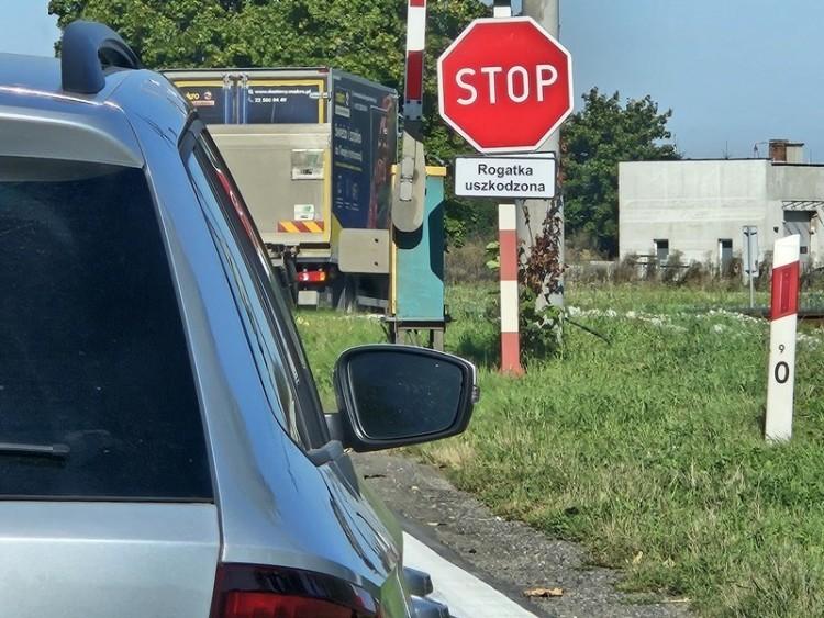 “Rogatki uszkodzone”. Tabliczka wisi od miesięcy, bo kolejarze wyłączyli urządzenia