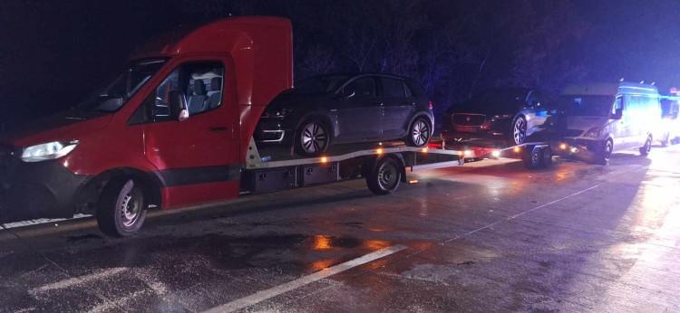 Wypadek na A4 pod Wrocławiem. Osobówki zderzyły się z lawetą