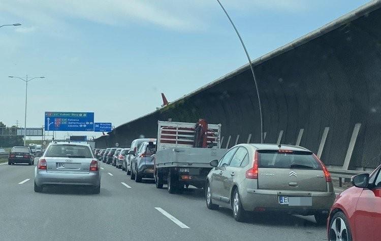 Wypadek dwóch ciężarówek na AOW. Korek ma już 8 km