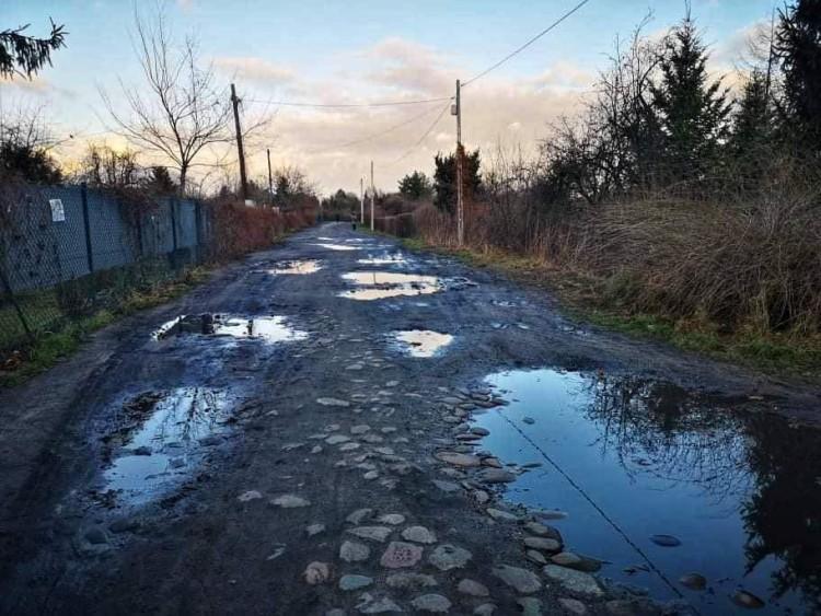 Wrocław-Ołbin: Jest krajobraz księżycowy, ma być ciąg pieszo-rowerowy [ZDJĘCIA]