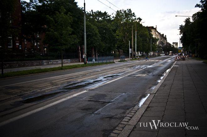 Przez tydzień będą remontować tory na Nowowiejskiej. Tramwaje pojadą objazdem