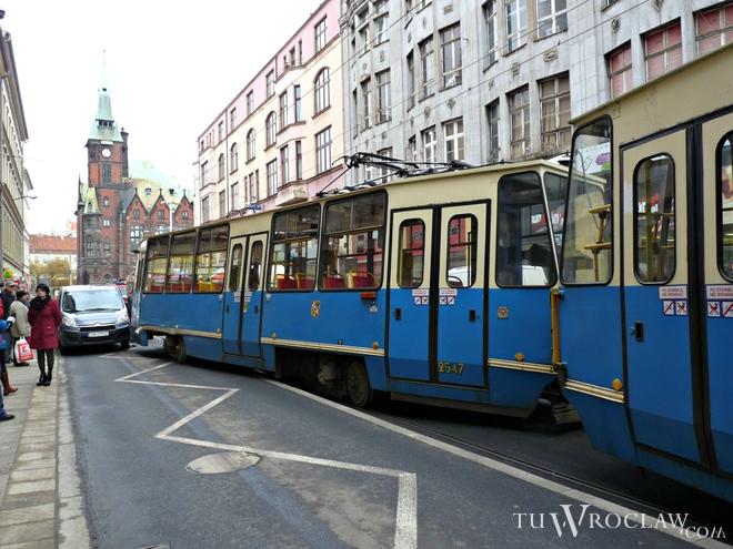 Na świeżo wyremontowanej ulicy Krupniczej tramwaj wypadł z szyn i uszkodził kilka aut. Są ranni