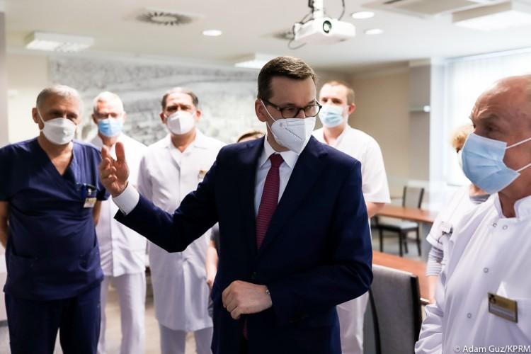 Premier Mateusz Morawiecki we Wrocławiu. Wizytował punkt szczepień