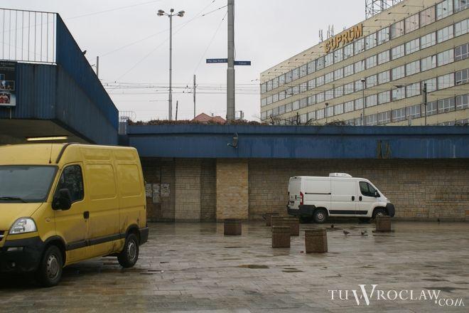 Dewastowali automaty biletowe na placu Jana Pawła II