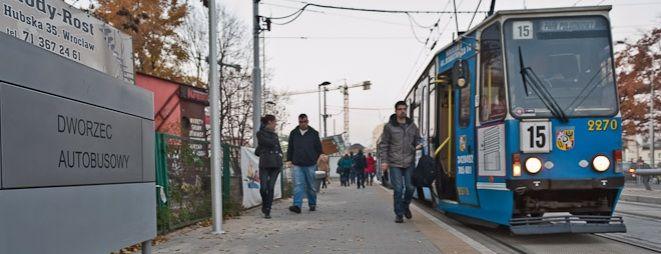 Niefrasobliwy pasażer MPK zgubił w tramwaju 1500 złotych i dokumenty