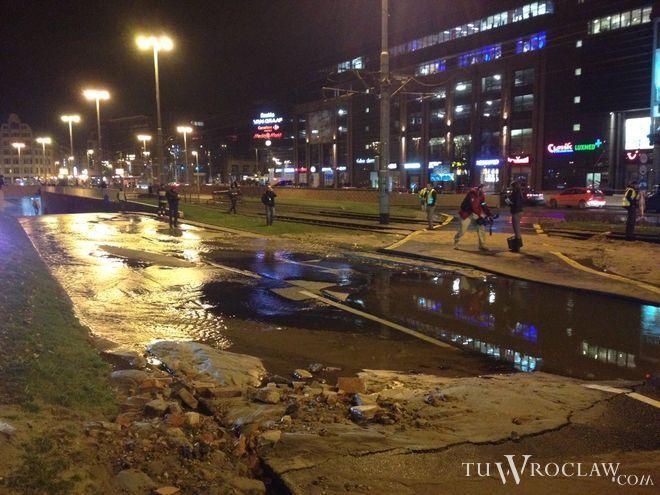 Olbrzymia awaria wodociągu w centrum. Świeżo wyremontowany tunel zalany. Woda powoli wraca do kranów [WIDEO]