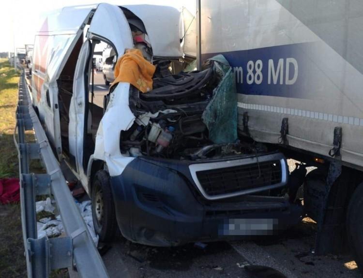 Wypadek na AOW. Kierowca ciężarówki uciekł po zderzeniu